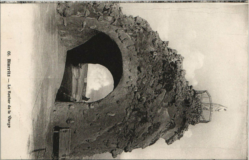 Carte postale ancienne Biarritz Le Rocher de la Vierge à Biarritz