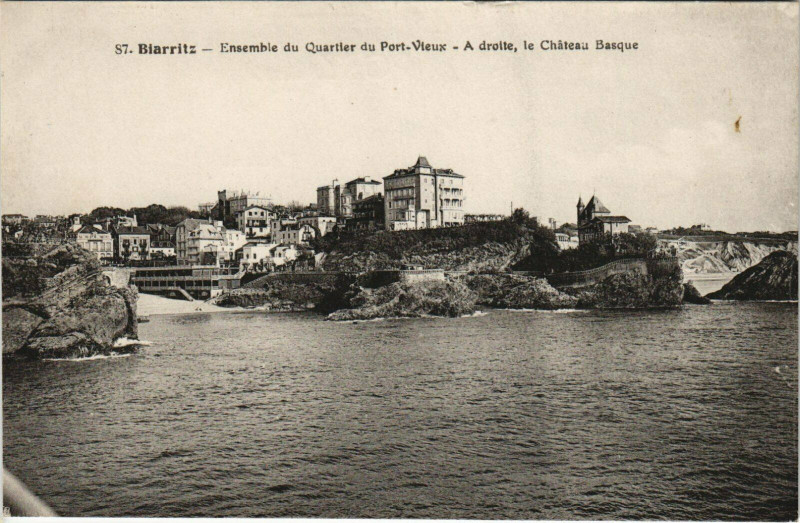 Carte postale ancienne Biarritz Ensemble du Quartier du Pont-Vieux - Chateau Basque à Biarritz