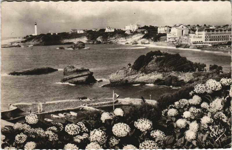 Carte postale ancienne Biarritz Les Hortensias - La Basta et la Grande Plage à Biarritz