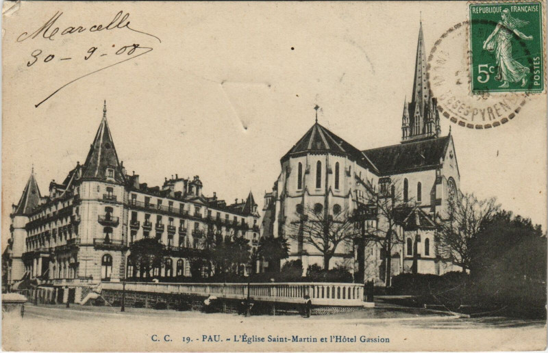 Carte postale ancienne Pau L'Eglise Saint-Martin et l'Hotel Gassion à Pau