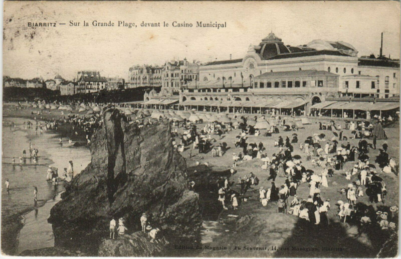 Carte postale ancienne Biarritz Sur la Grande Plage - Devant le Casino Municipal à Biarritz