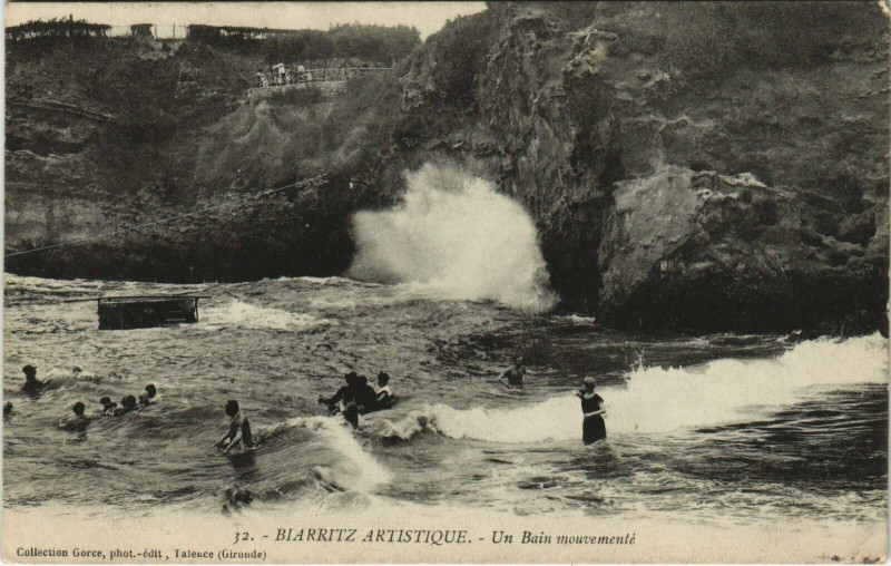Carte postale ancienne Biarritz Un Bain Mouvemente à Biarritz