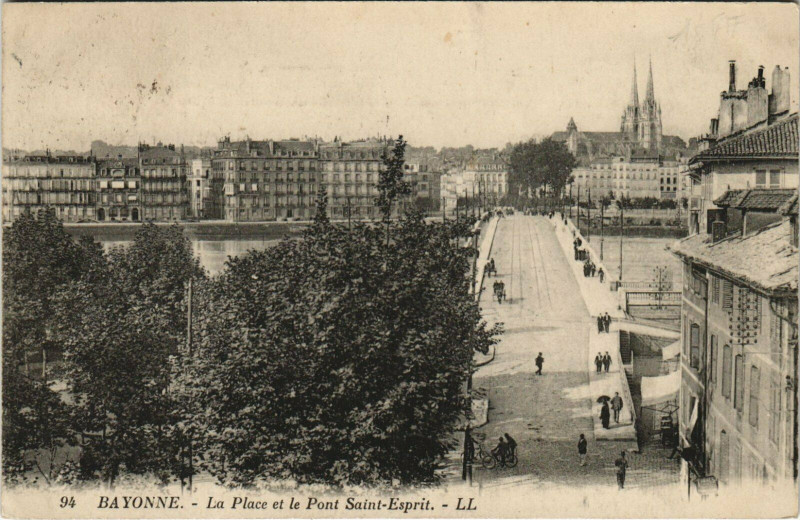 Carte postale ancienne Bayonne La Place et le Pont Saint-Esprit à Bayonne