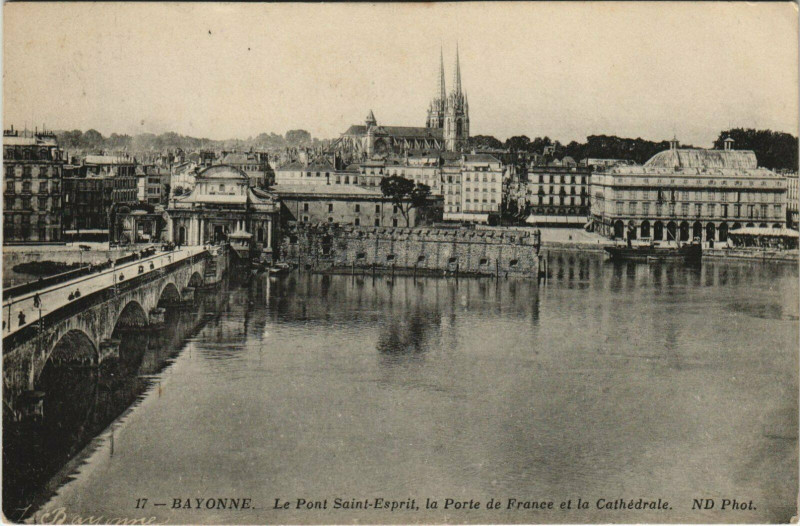 Carte postale ancienne Bayonne Le Pont Saint-Esprit - La Porte de France - La Cathedrale à Bayonne