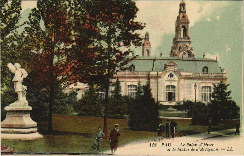 Carte postale ancienne Pau Le Palais d'Hiver et la Statue de d'Artagnan à Pau
