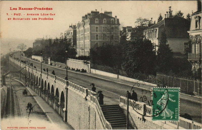 Carte postale ancienne Pau Avenue Leon-Say et Boulevard des Pyrenees à Pau