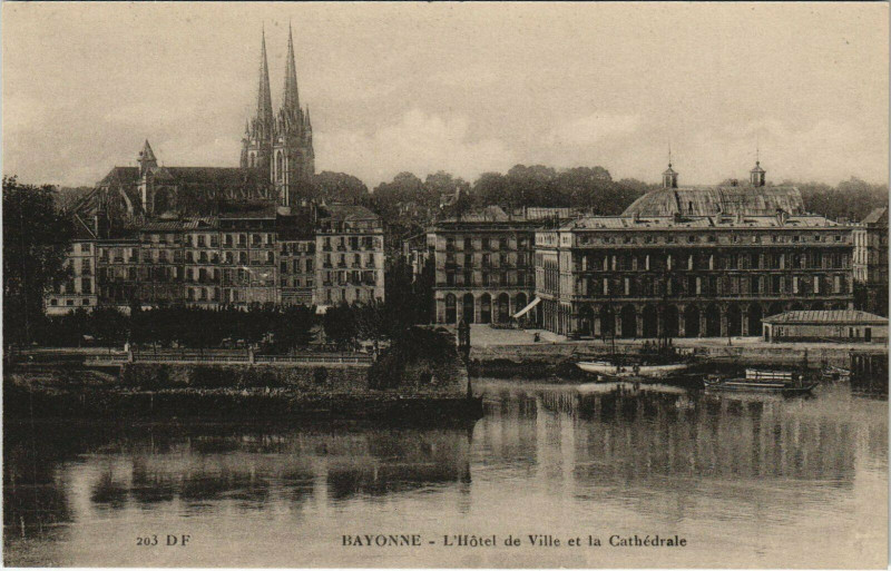 Carte postale ancienne Bayonne L'Hotel de Ville et la Cathedrale à Bayonne