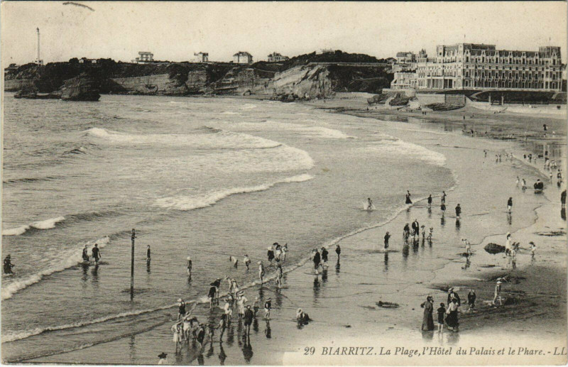 Carte postale ancienne Biarritz La Plage - L'Hotel du Palais et le Phare à Biarritz