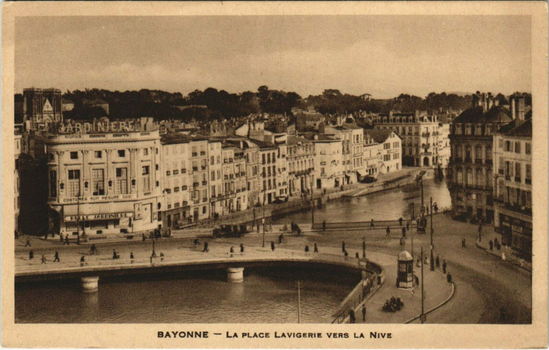 Carte postale ancienne Bayonne La Place Lavigerie vers la Nive à Bayonne