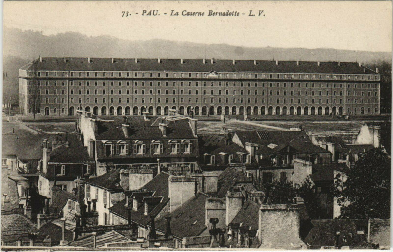 Carte postale ancienne Pau La Caserne Bernadotte à Pau