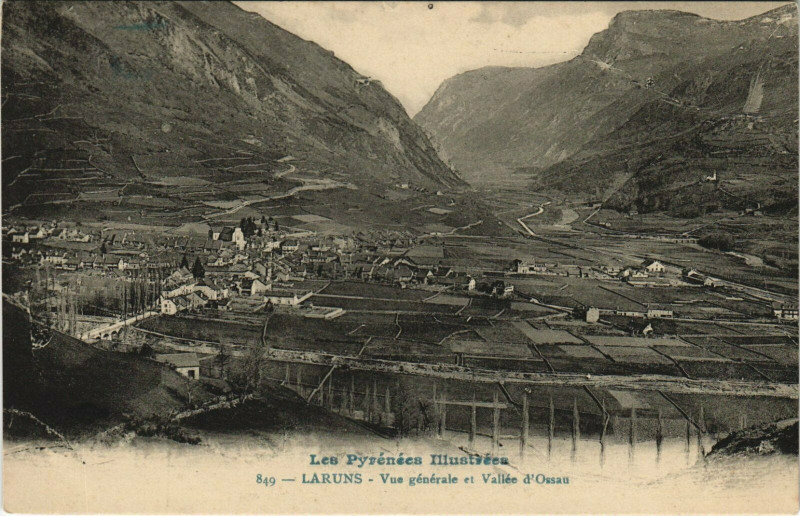 Carte postale ancienne Laruns Vue Generale et Vallee d'Ossau à Laruns