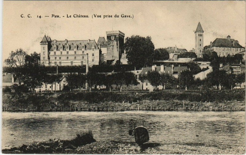 Carte postale ancienne Pau Le Chateau - Vue prise du Gave à Pau