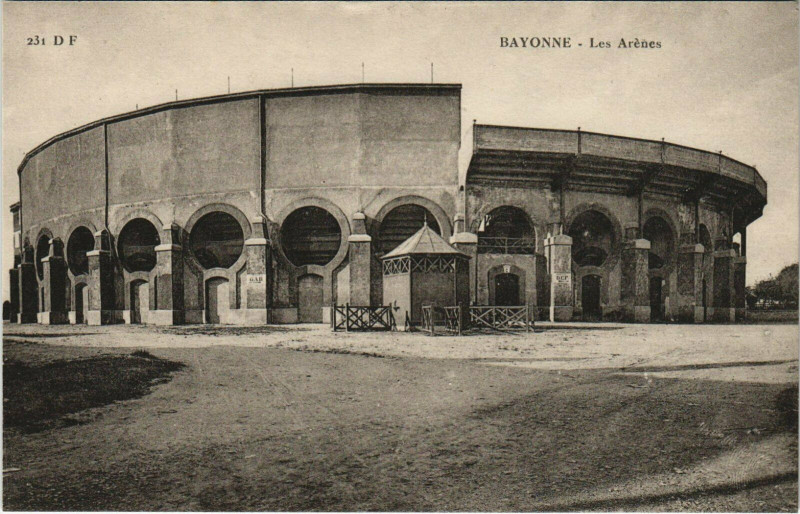 Carte postale ancienne Bayonne Les Arenes à Aren