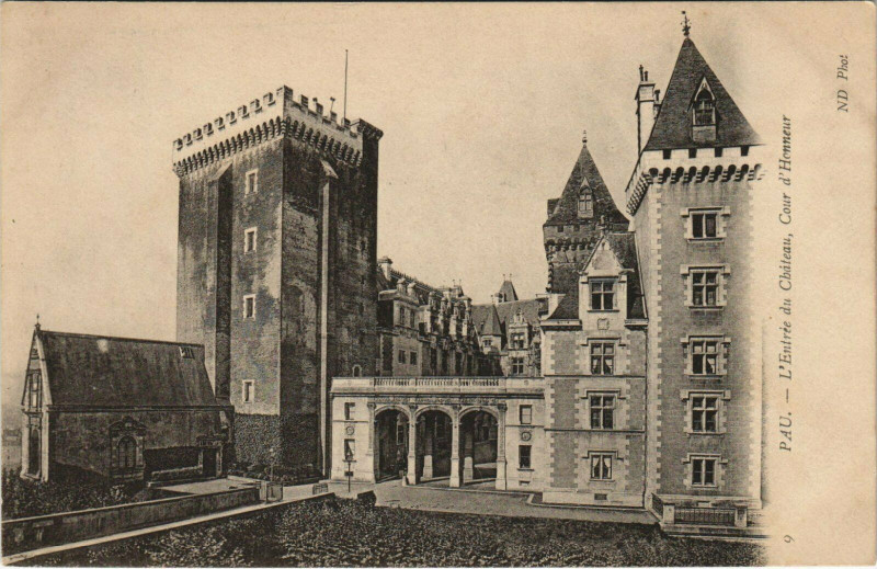 Carte postale ancienne L'Entrée du Château, Cour d'Honneur à Pau