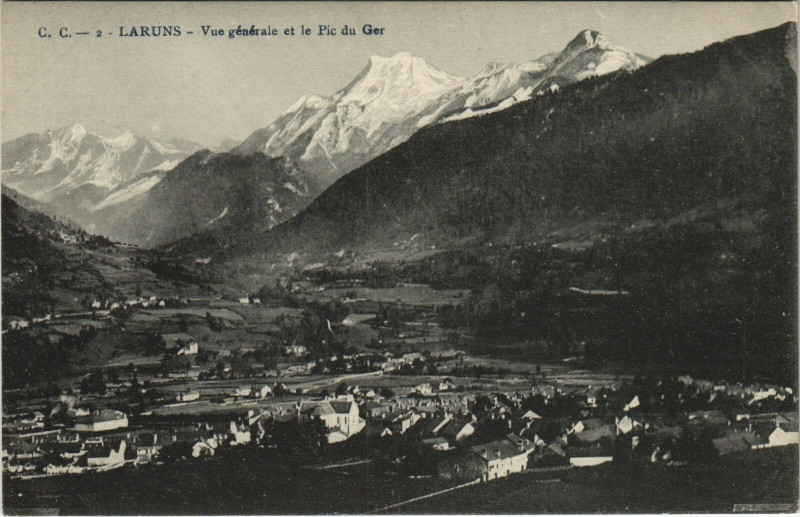 Carte postale ancienne Laruns Vue Generale et le Pic du Ger à Ger
