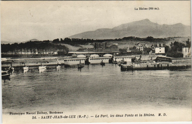 Carte postale ancienne Saint-Jean-de-Luz Le Port - Les Deux Ponts et la Rhune à Saint-Jean-de-Luz