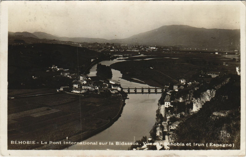 Carte postale ancienne Behobie Le Pont International sur la Bidassoa - Irun