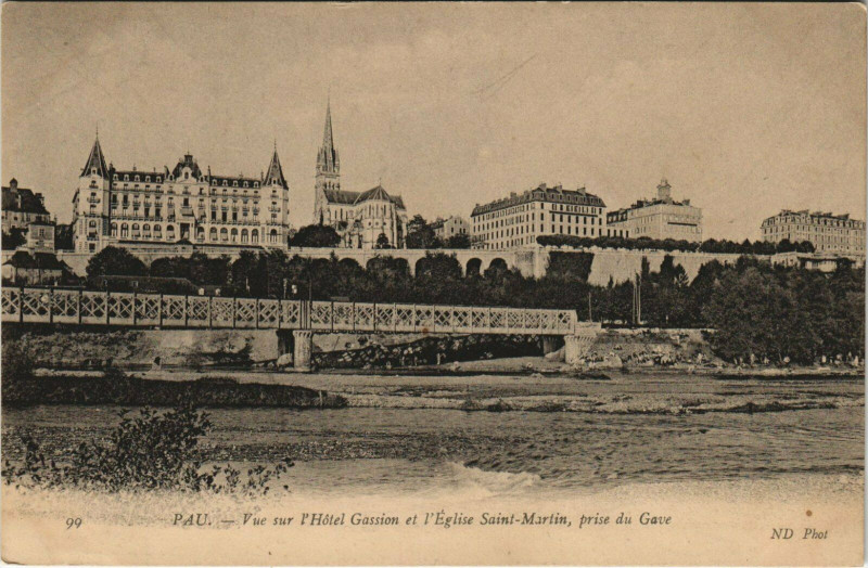 Carte postale ancienne Pau Vue sur l'Hotel Gassion et l'Eglise Saint-Martin à Pau
