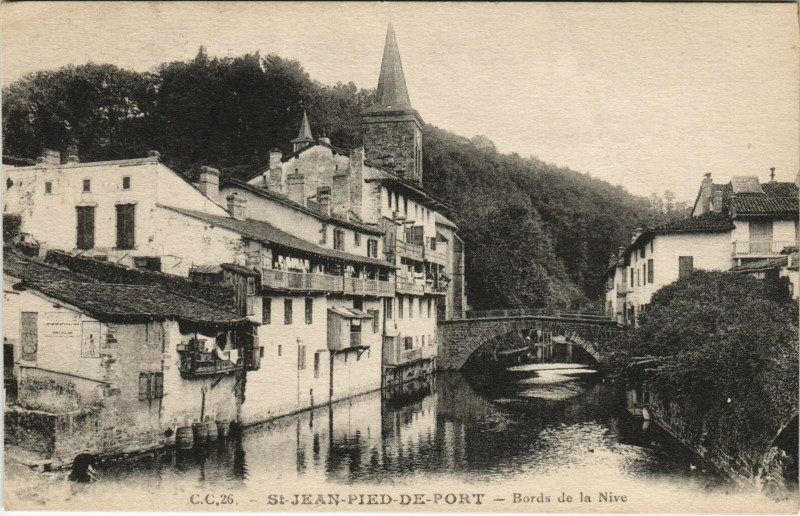 Carte postale ancienne Saint-Jean-Pied-de-Port Bords de la Nive à Saint-Jean-Pied-de-Port