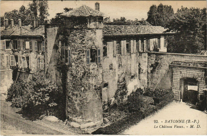 Carte postale ancienne Bayonne Le Chateau Vieux à Bayonne
