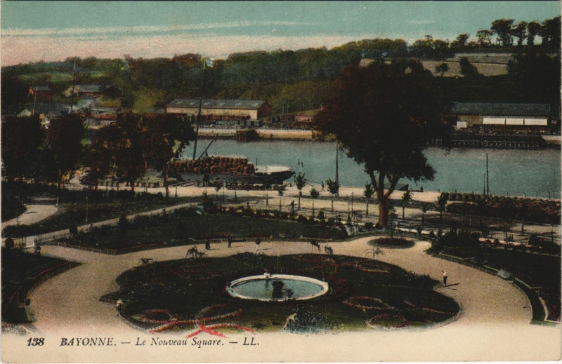 Carte postale ancienne Bayonne Le Nouveau Square à Bayonne