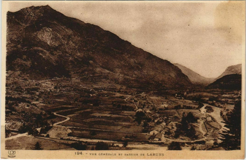 Carte postale ancienne Laruns Vue Generale et bassins France à Laruns