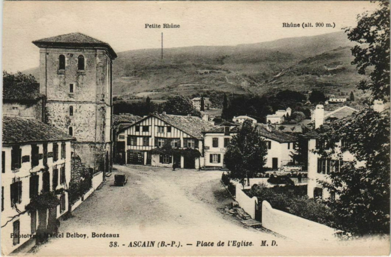 Carte postale ancienne Ascain Place de l'Eglise France à Ascain