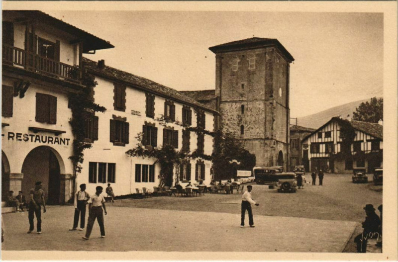 Carte postale ancienne Ascain L'Eglise et l'Hotel de la Rhune France à Ascain