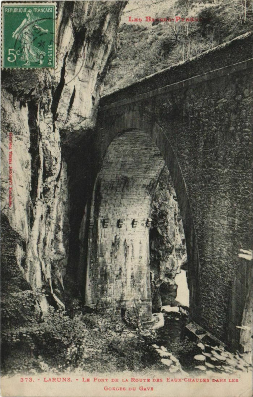 Carte postale ancienne Laruns Le Pont de la Route France à Laruns