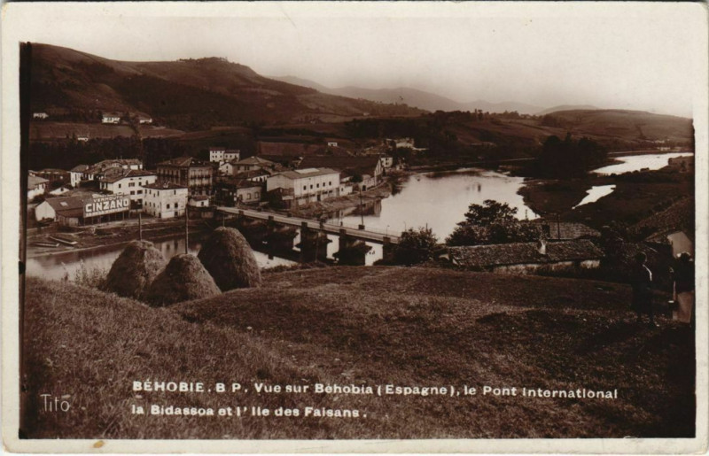 Carte postale ancienne Behobie Vue sur Behobia, le Pont International France