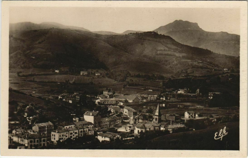 Carte postale ancienne Behobie Vue Generale et les Trois Couronnes France