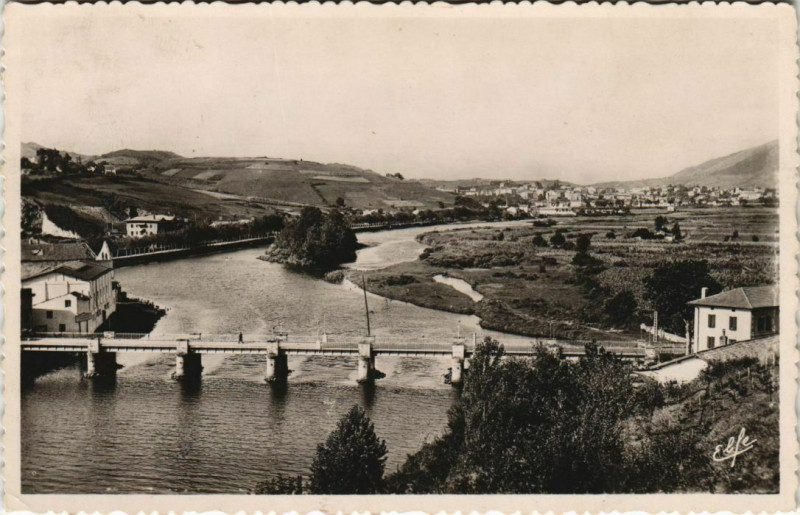 Carte postale ancienne Behobie Pont International au Fond France