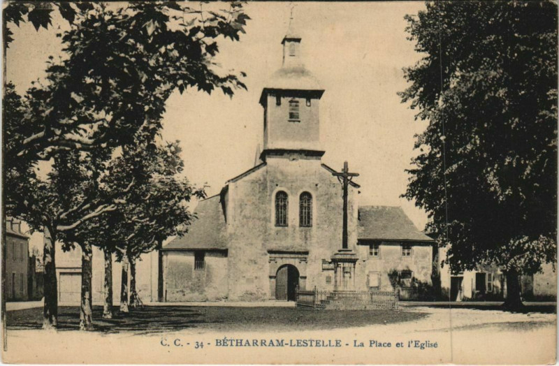 Carte postale ancienne Betharram La Place et l'Eglise France