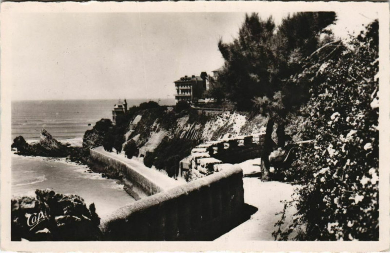 Carte postale ancienne Biarritz La Cote des Basques France à Biarritz