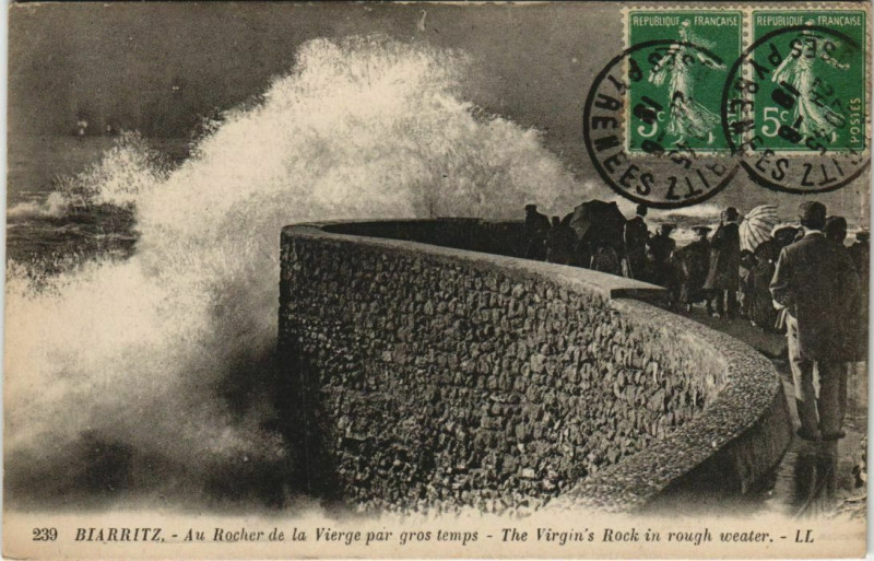 Carte postale ancienne Biarritz Au Rocher de la Vierge par gros temps France à Biarritz
