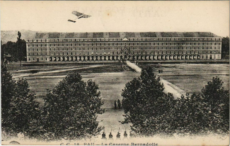 Carte postale ancienne Pau La Caserne Bernadotte France à Pau