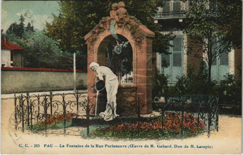 Carte postale ancienne Pau La Fontaine de la Rue Porteneuve France à Pau