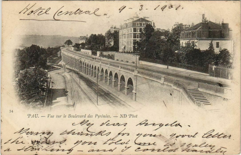 Carte postale ancienne Pau Vue sur le Boulevard des Pyrenees France à Pau