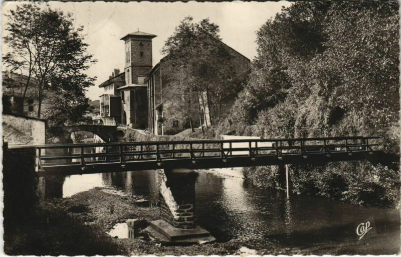 Carte postale ancienne St.Jean Pied de Port Pont s la Nive et Clocher France