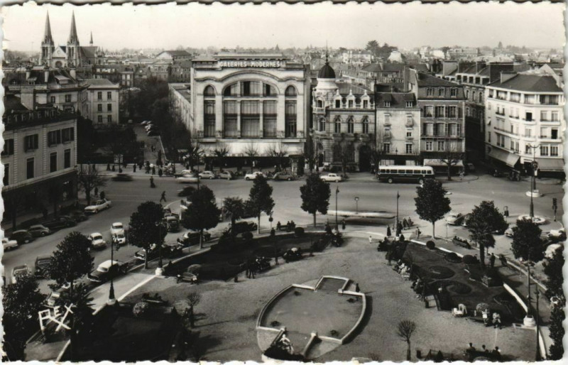 Carte postale ancienne Pau La Place Clemenceau France à Pau