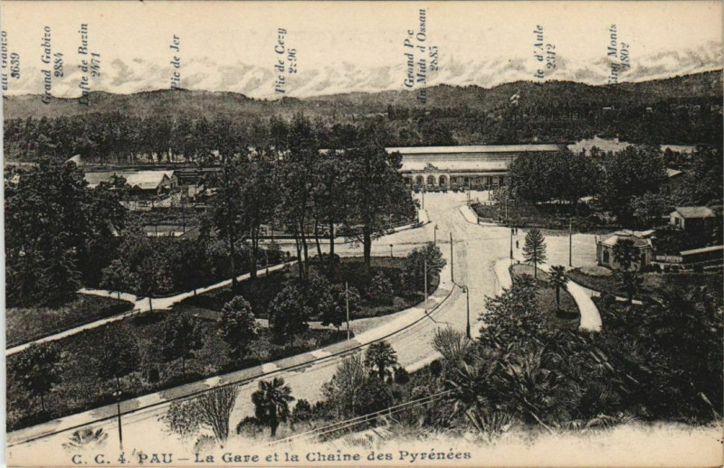 Carte postale ancienne Pau La Gare et la Chaine des Pyrenees France à Pau