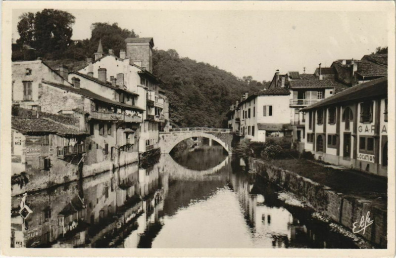 Carte postale ancienne St.Jean Pied de Port Vieilles Maisons s la Nive France