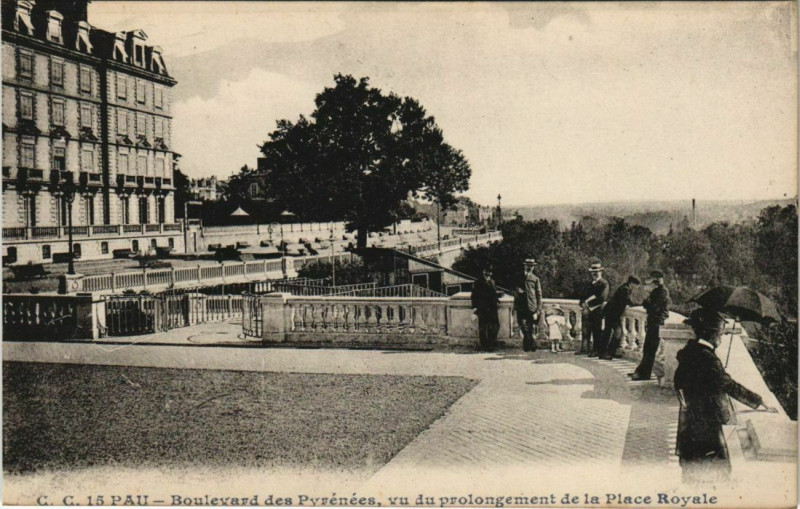 Carte postale ancienne Pau Boulevard des Pyrenees France à Pau
