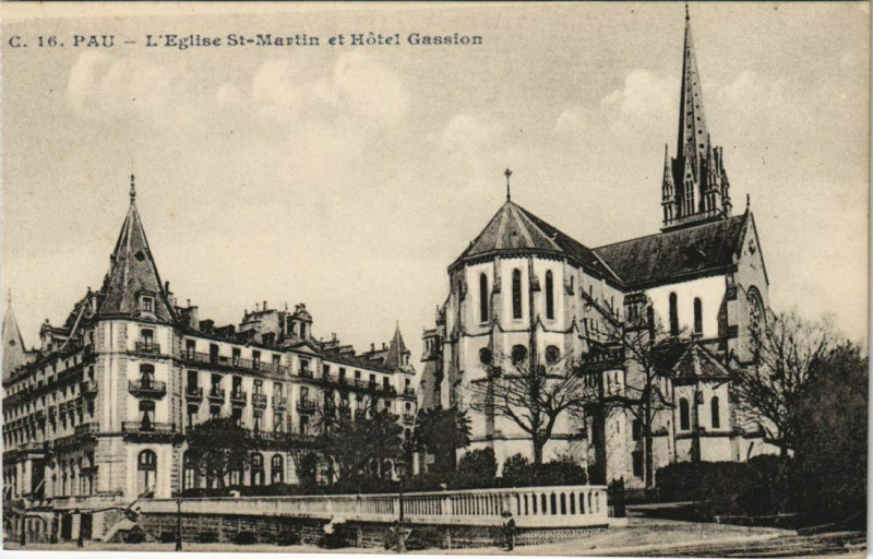 Carte postale ancienne Pau L'Eglise St.Martin et Hotel Gassion France à Pau