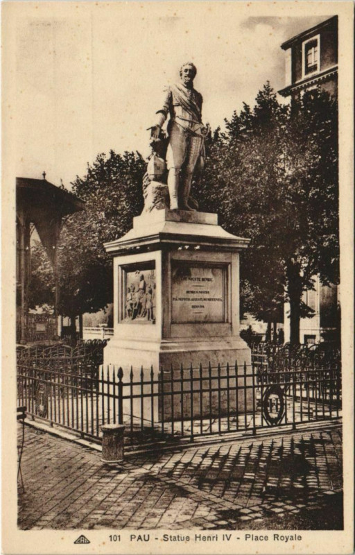 Carte postale ancienne Pau Statue Henri IV, Place Royale France à Pau