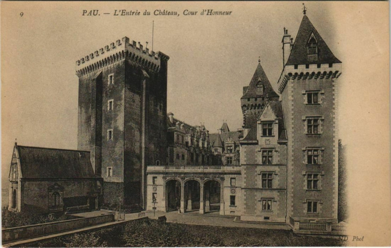 Carte postale ancienne L'Entrée du Château, Cour d'Honneur à Pau