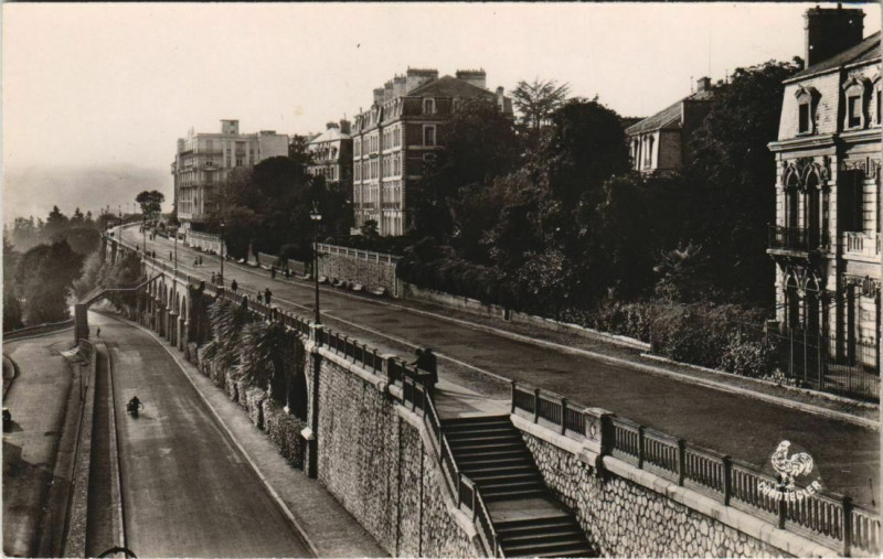 Carte postale ancienne Pau Boulevard des Pyrenees France à Pau