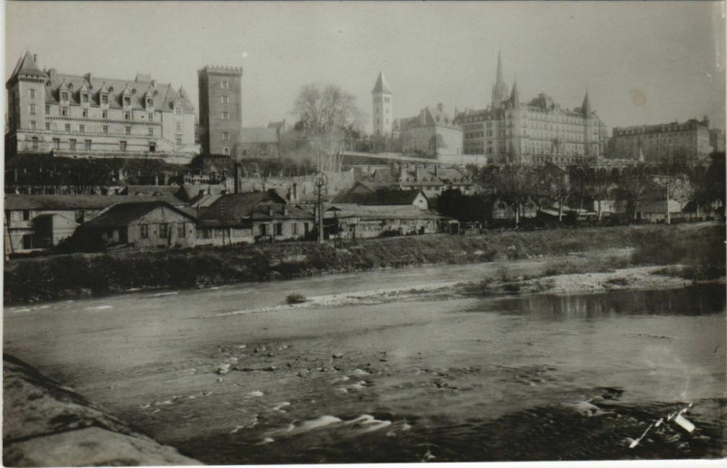 Carte postale ancienne Pau Le Chateau vu du Pont s le Gave France à Pau