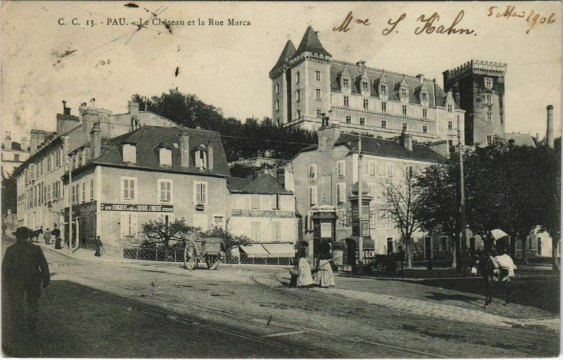 Carte postale ancienne Pau Le Chateau et la Rue Marca France à Pau