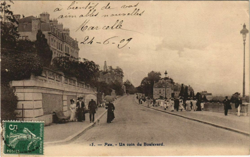 Carte postale ancienne Pau Un Coin du Boulevard France à Pau